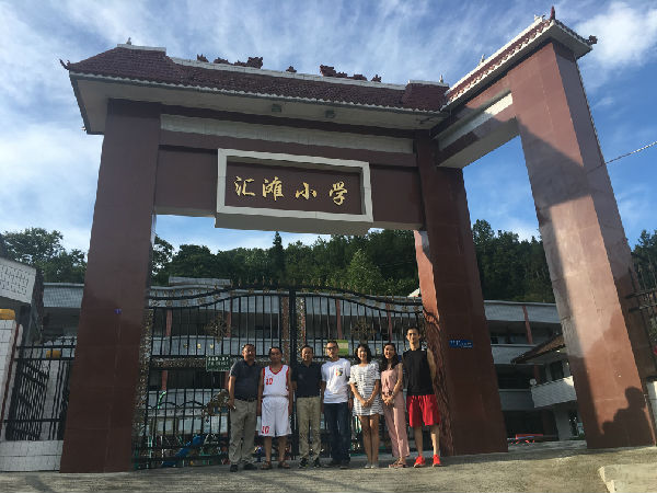 图4:参观汇滩乡图书馆.JPG