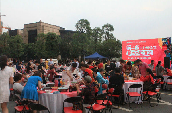 百家聚盛宴,邻里乐动·官方版网站登录入口_乐动(中国)
情——乐动·官方版网站登录入口_乐动(中国)
倾城(长沙)成功举办第二届中秋百家宴_En712.png